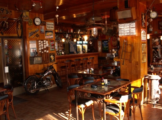 Dřevěný interiér Restaurace U Bundárů s posezením a barem